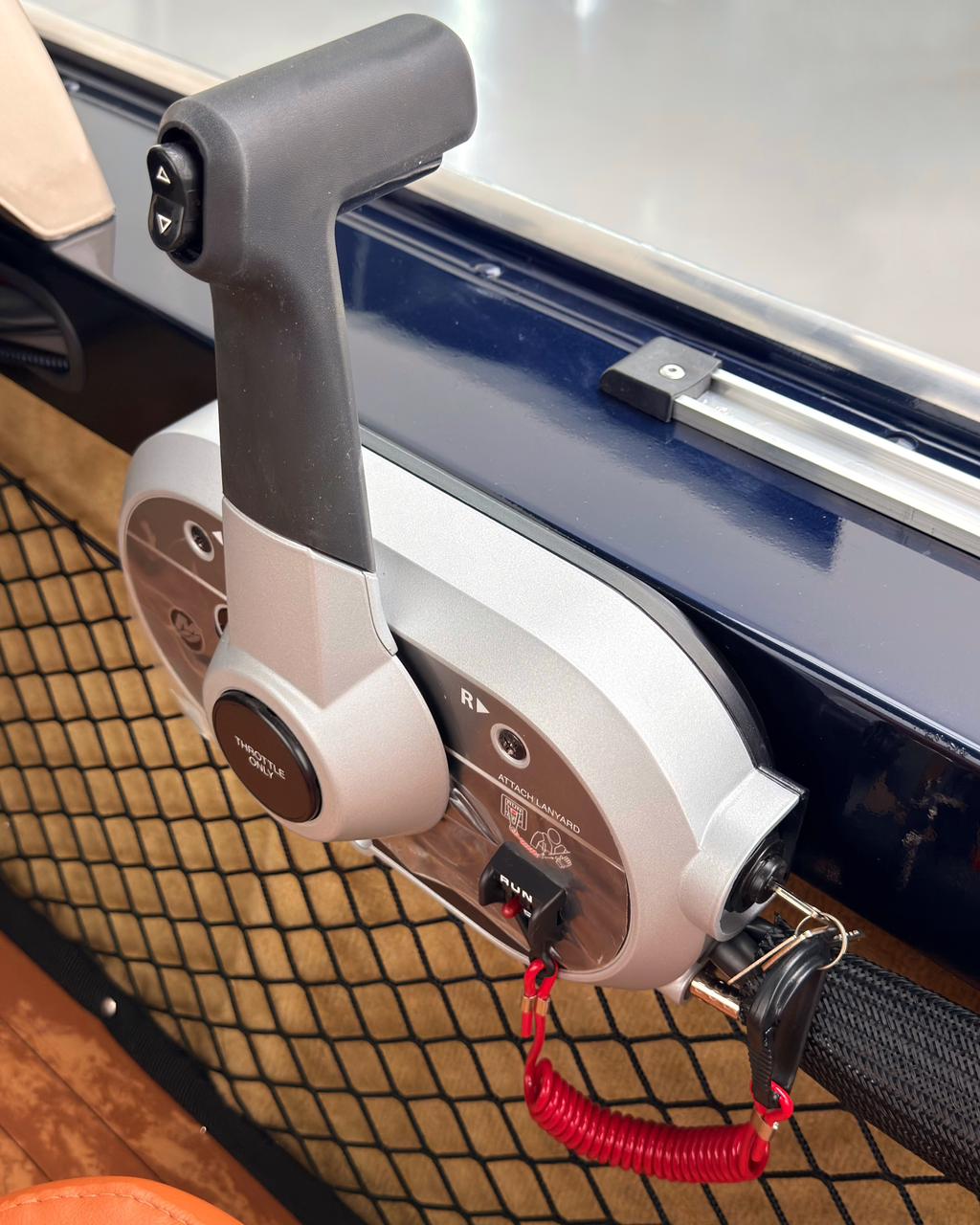 Barco lancha Levefort Apolus 600 + Motor popa Mercury 60HP ELPT EF + Carreta rodoviária