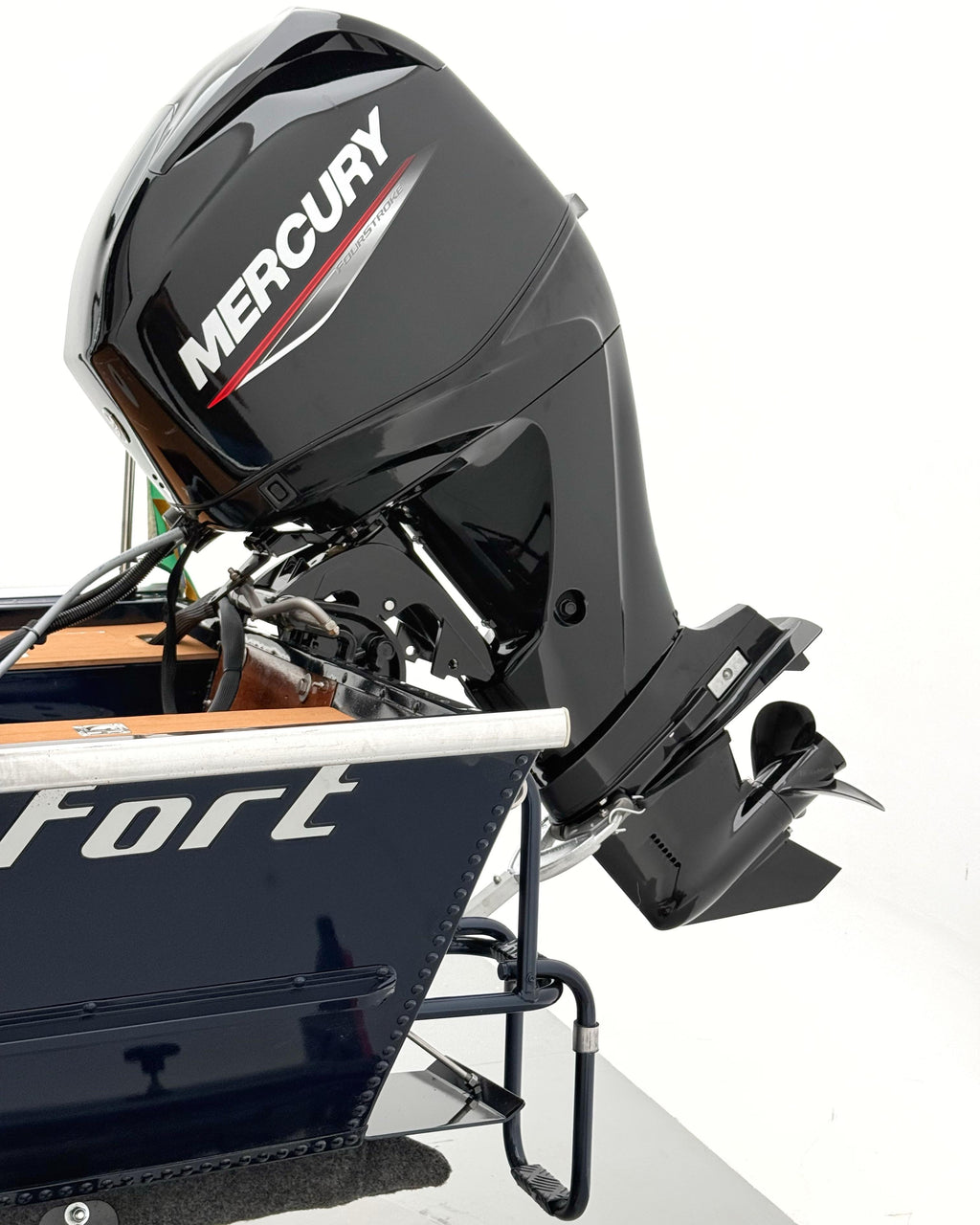 Barco lancha Levefort Apolus 600 + Motor popa Mercury 60HP ELPT EF + Carreta rodoviária