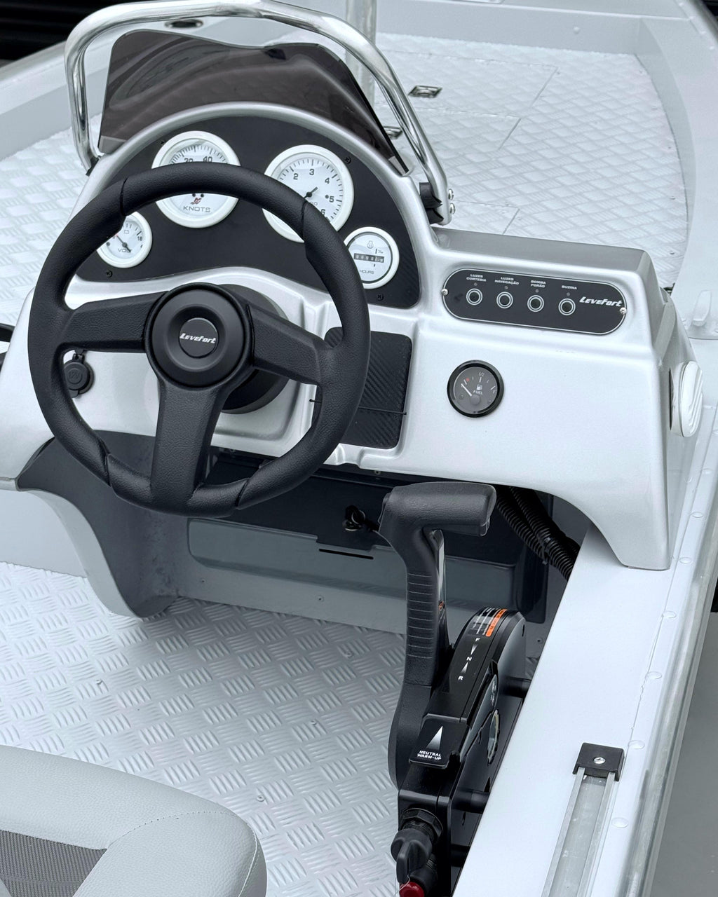 Barco lancha Levefort Apolus TR CLX + Motor popa Mercury 50HP ELPTO + Carreta rodoviária