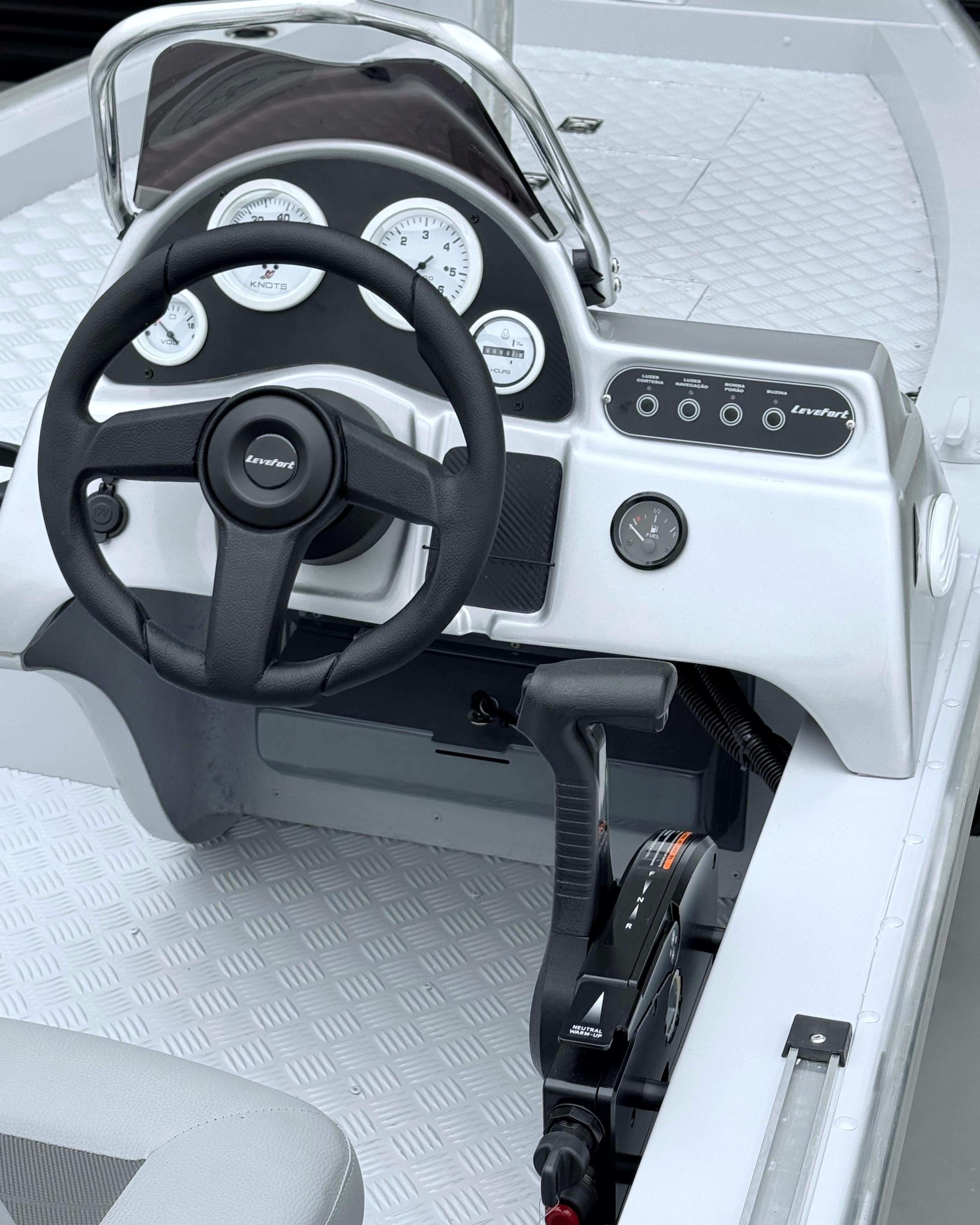 Barco lancha Levefort Apolus TR CLX + Motor popa Mercury 50HP ELPTO + Carreta rodoviária
