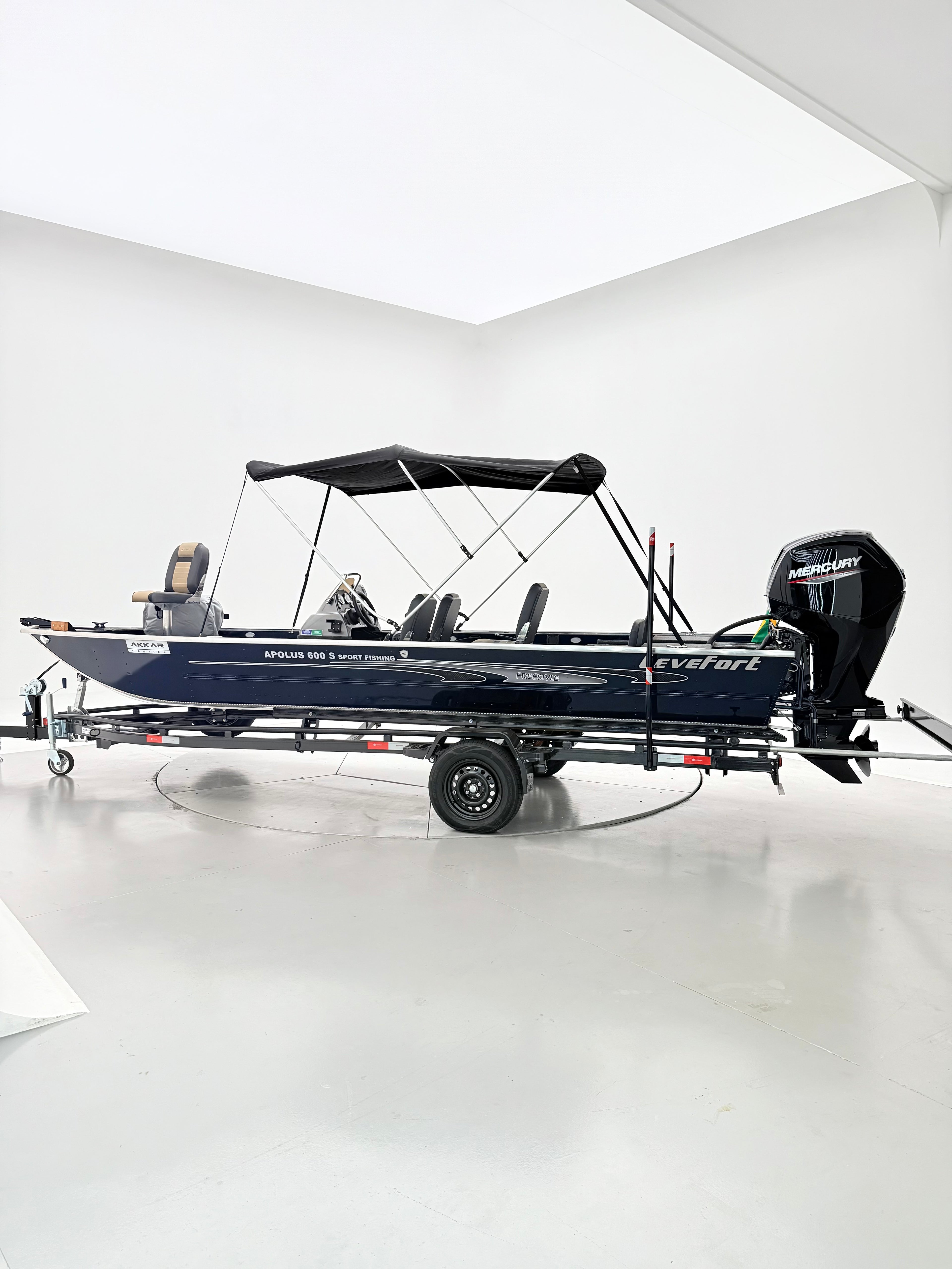 Barco lancha Levefort Apolus 600 S + Motor popa Mercury 100HP ELPT EFI + Carreta rodoviária