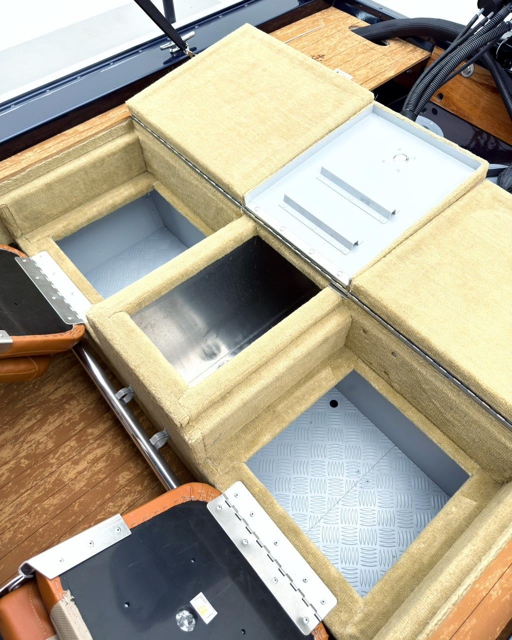 Barco lancha Levefort Apolus 600 + Motor popa Mercury 60HP ELPT EF + Carreta rodoviária