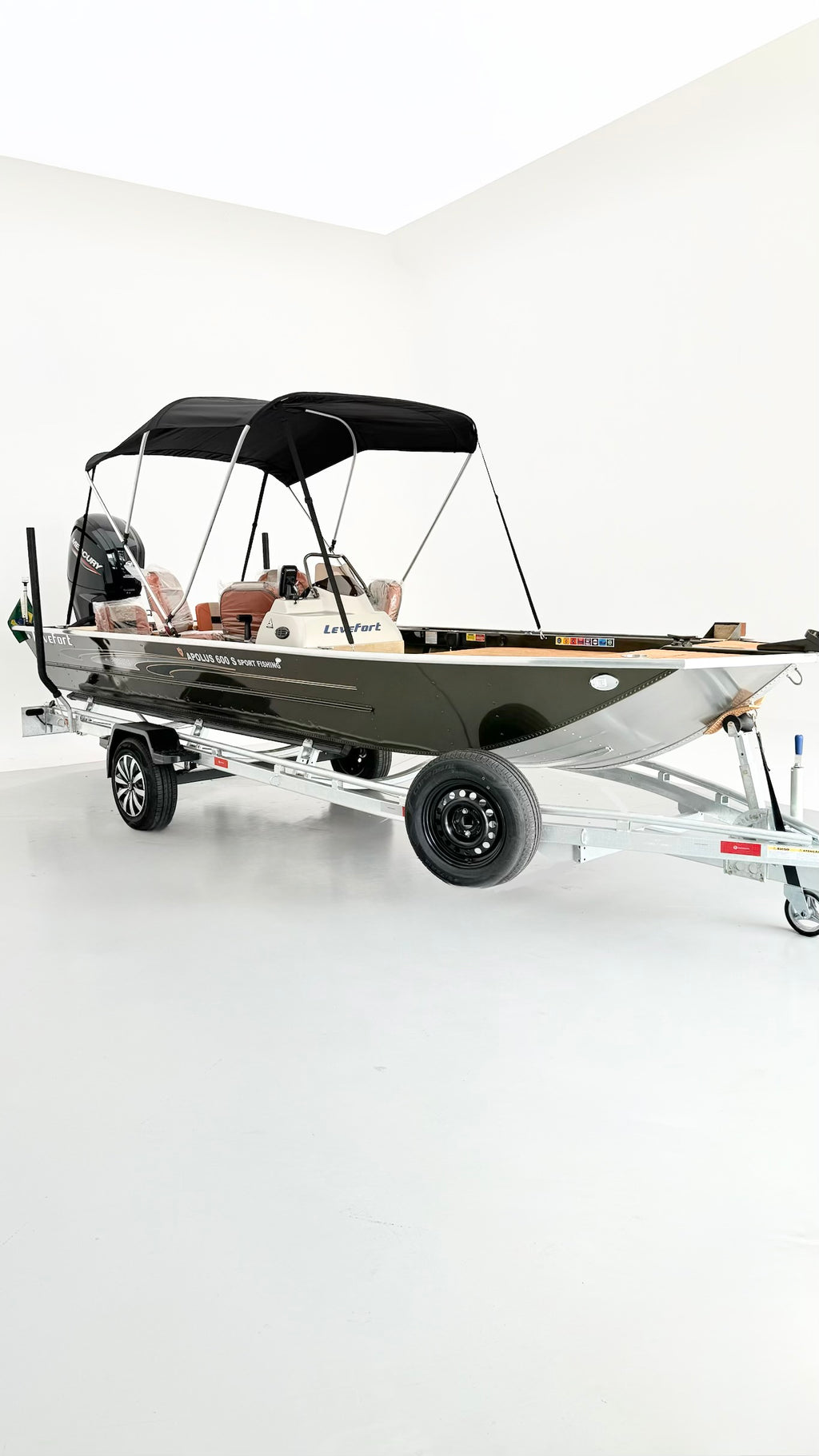 Barco lancha Levefort Apolus 600 S + Motor popa Mercury 100HP ELPT EFI + Carreta rodoviária