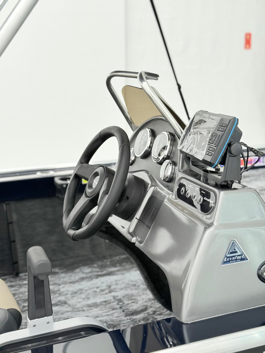 Barco lancha Levefort Apolus 600 S + Motor popa Mercury 100HP ELPT EFI + Carreta rodoviária