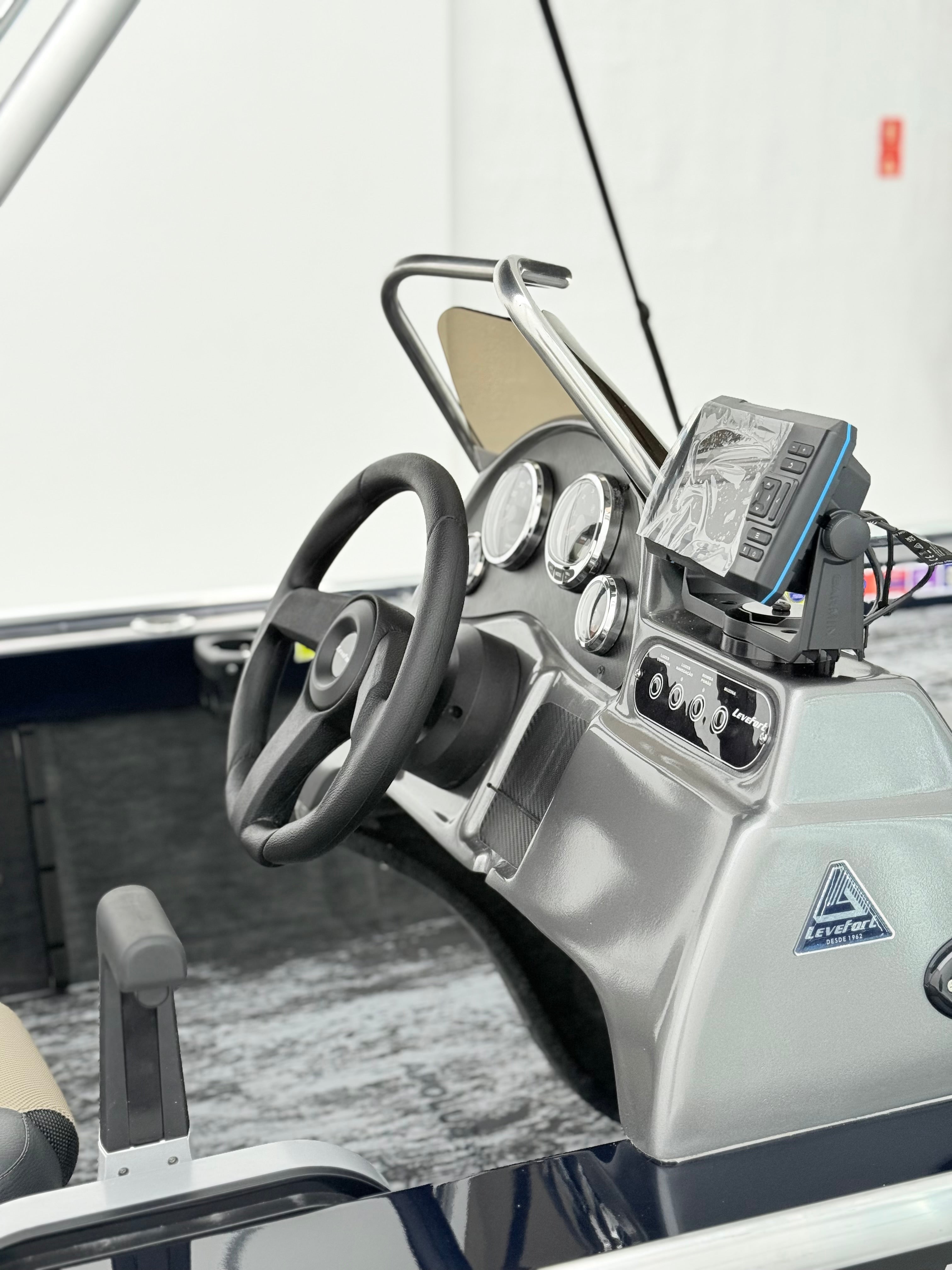 Barco lancha Levefort Apolus 600 S + Motor popa Mercury 100HP ELPT EFI + Carreta rodoviária