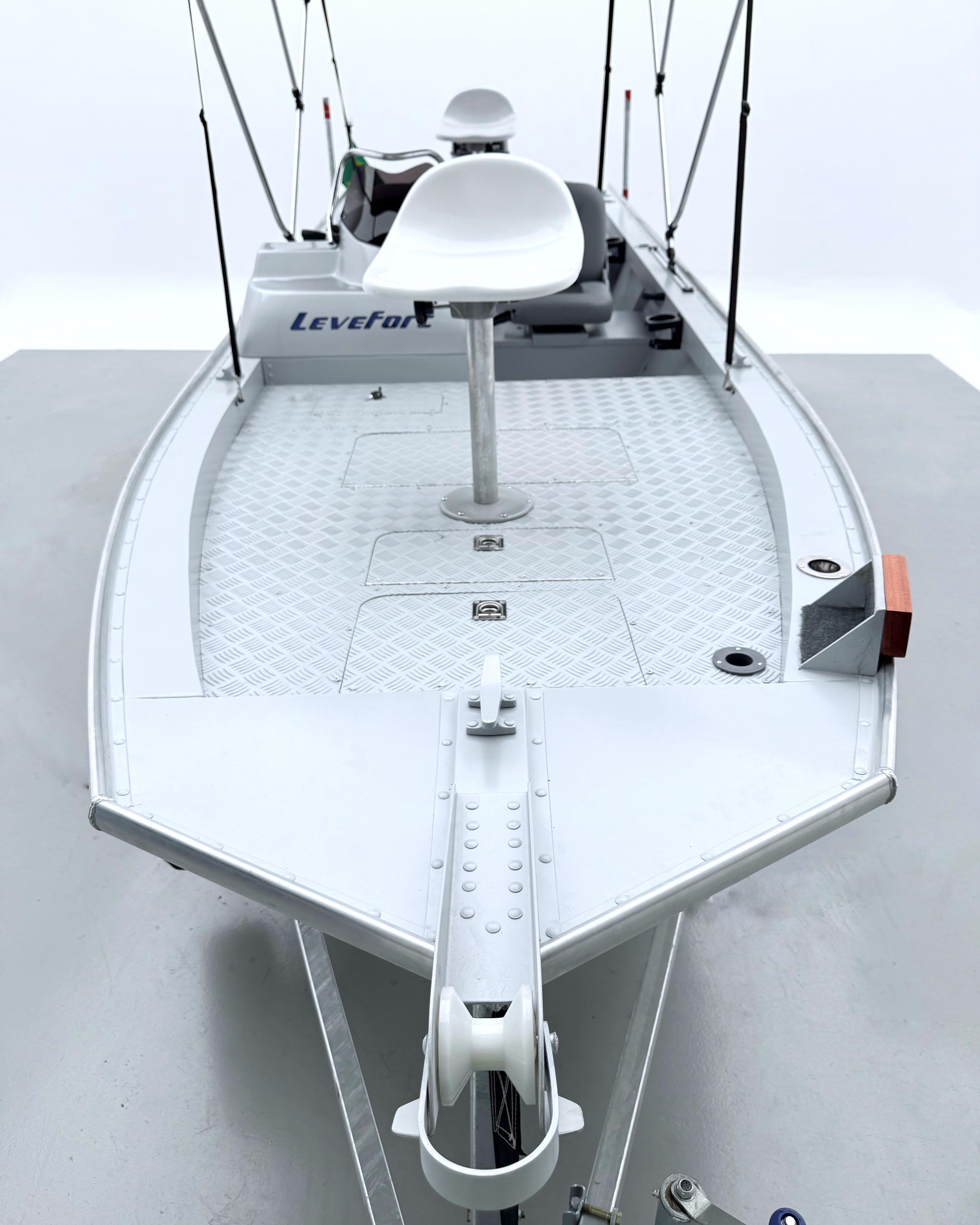 Barco lancha Levefort Apolus TR CLX + Motor popa Mercury 50HP ELPTO + Carreta rodoviária