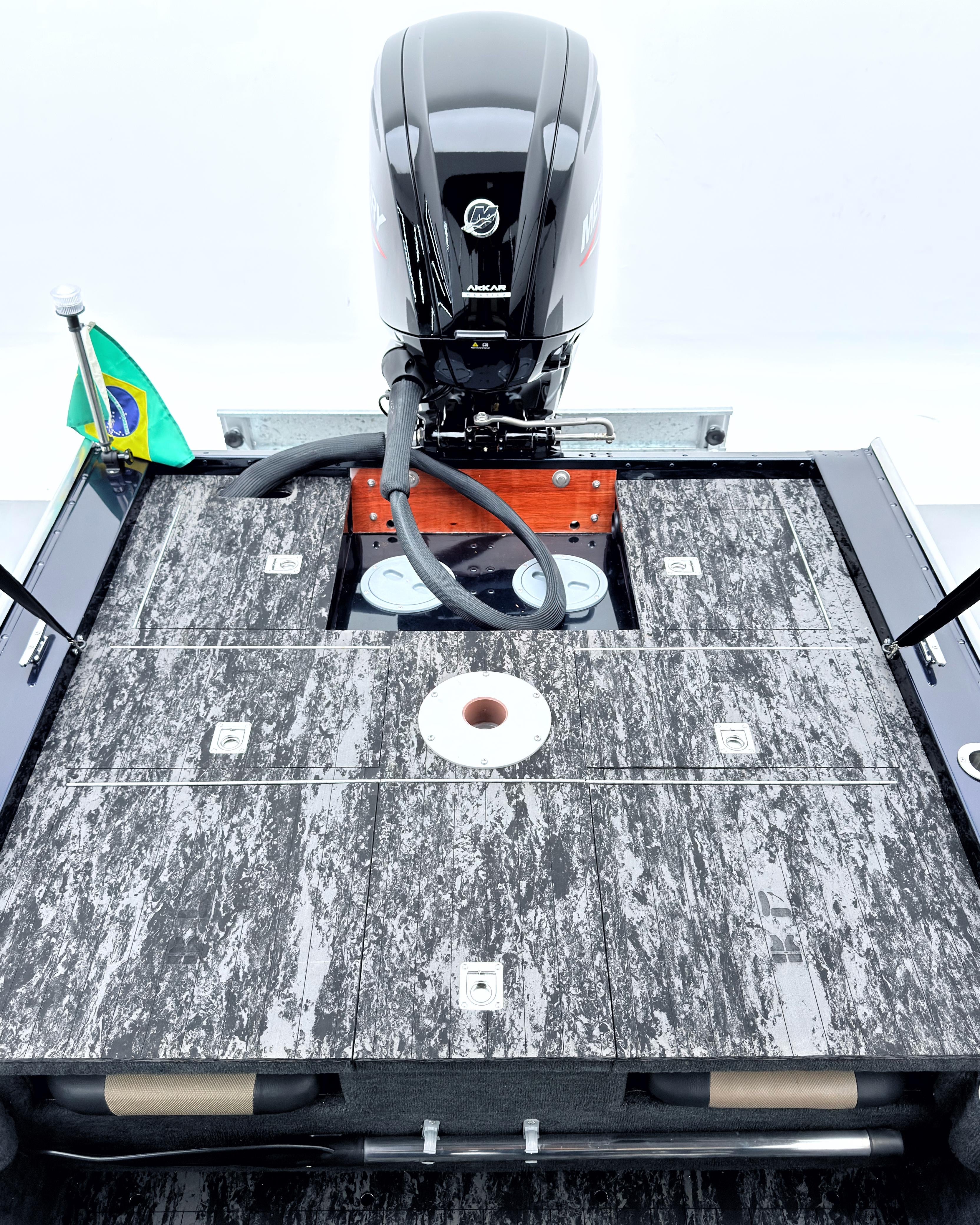 Barco lancha Levefort Apolus 600 S + Motor popa Mercury 100HP ELPT EFI + Carreta rodoviária