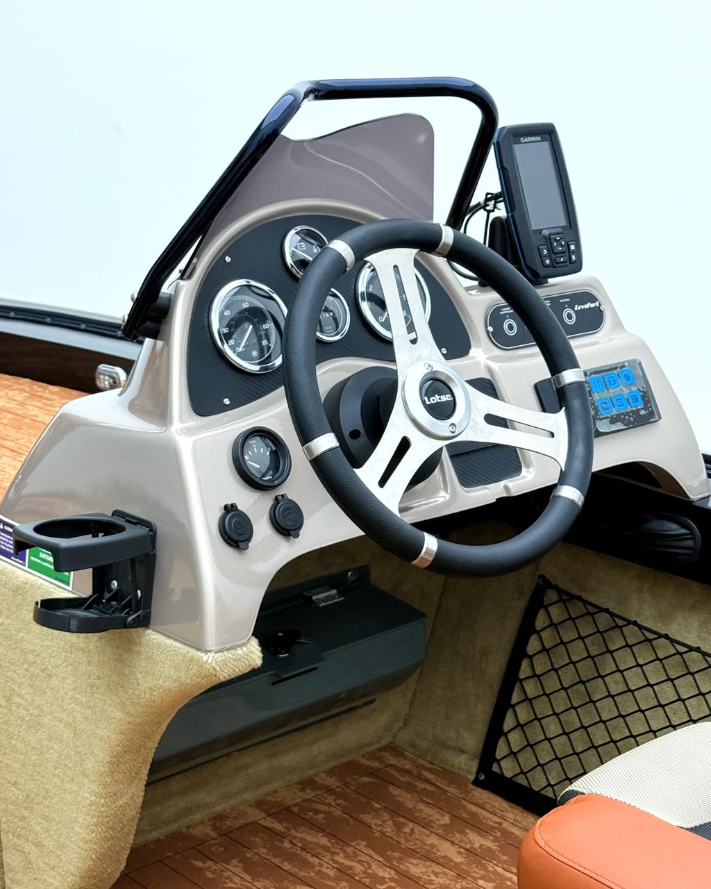 Barco lancha Levefort Apolus 600 + Motor popa Mercury 60HP ELPT EF + Carreta rodoviária