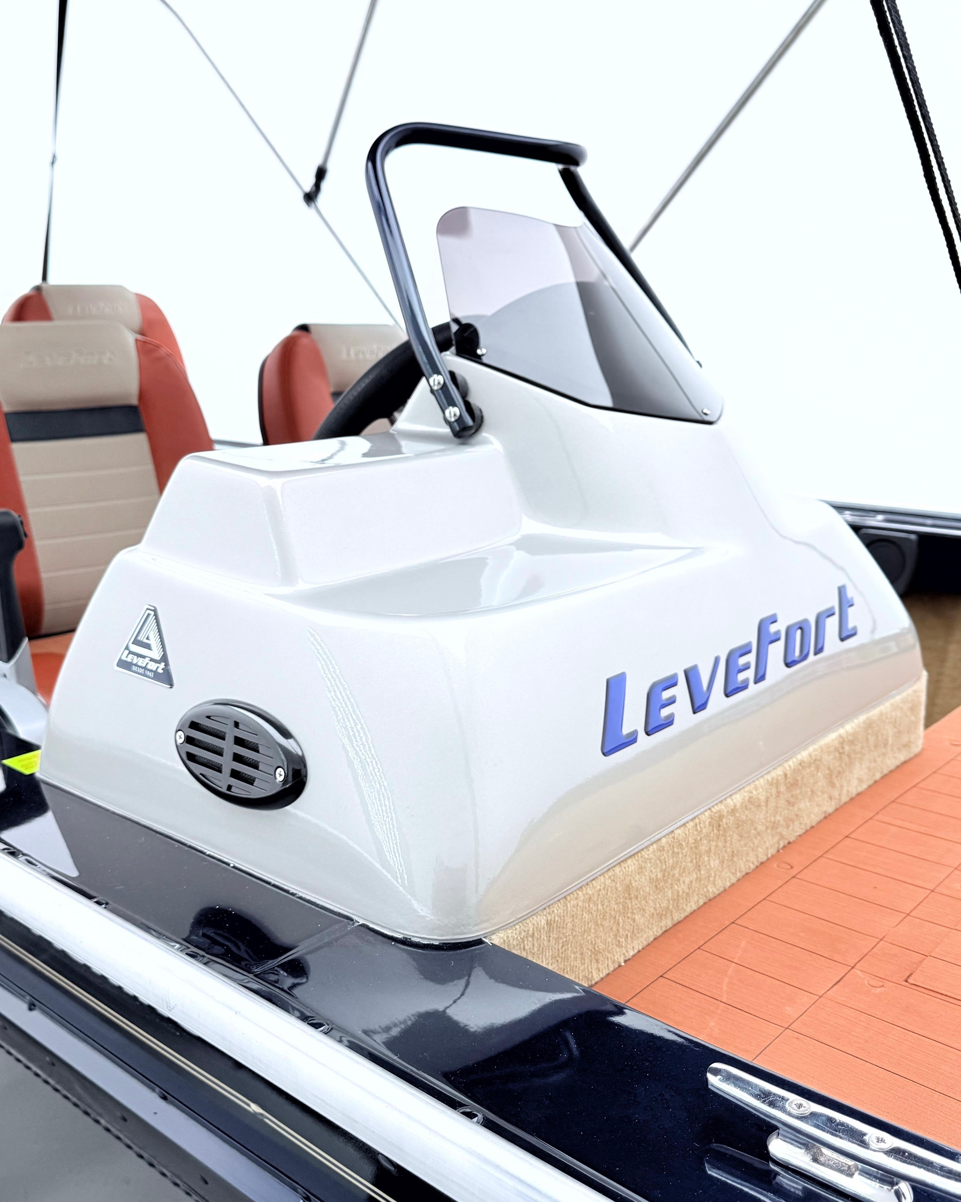 Barco lancha Levefort Apolus 600 + Motor popa Mercury 60HP ELPT EF + Carreta rodoviária