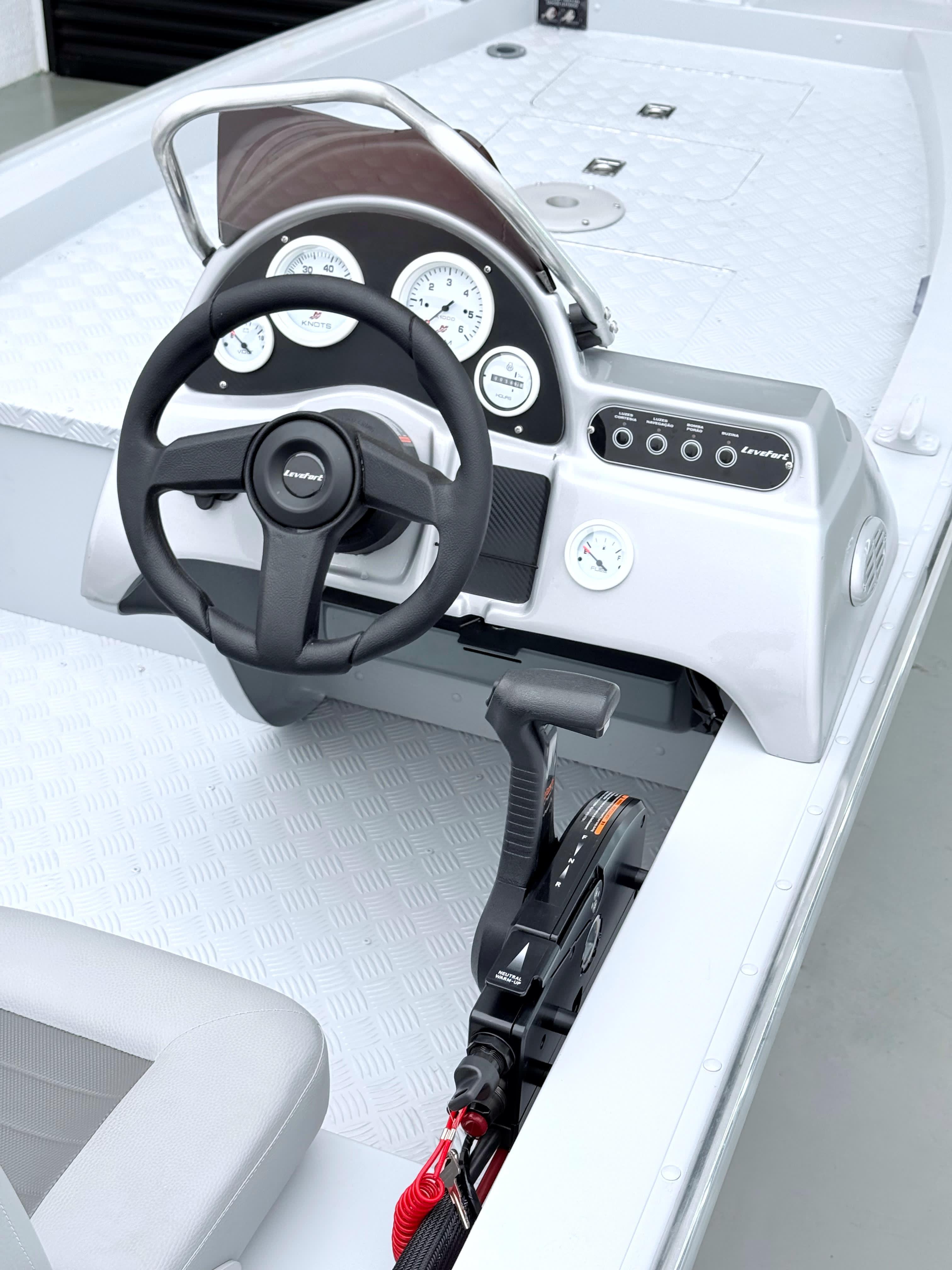 Barco lancha Levefort Apolus TR CLX + Motor popa Mercury 50HP ELPTO + Carreta rodoviária