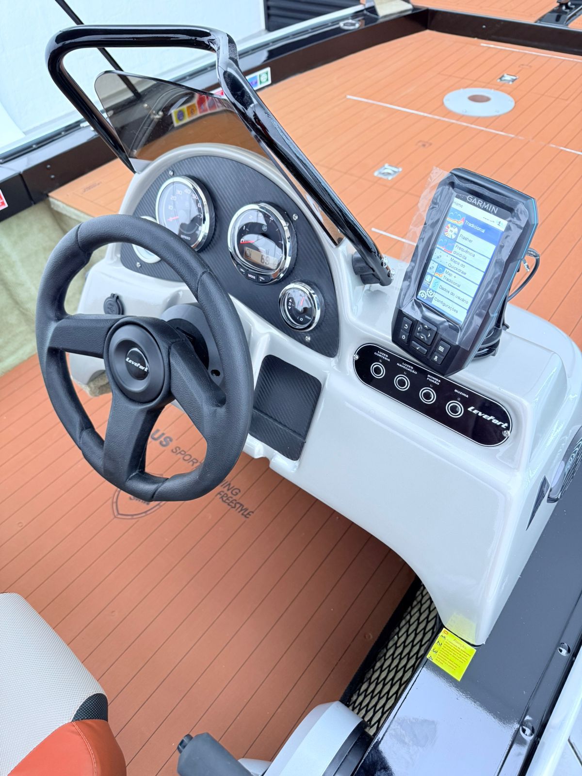 Barco lancha Levefort Apolus 600 S + Motor popa Mercury 100HP ELPT EFI + Carreta rodoviária