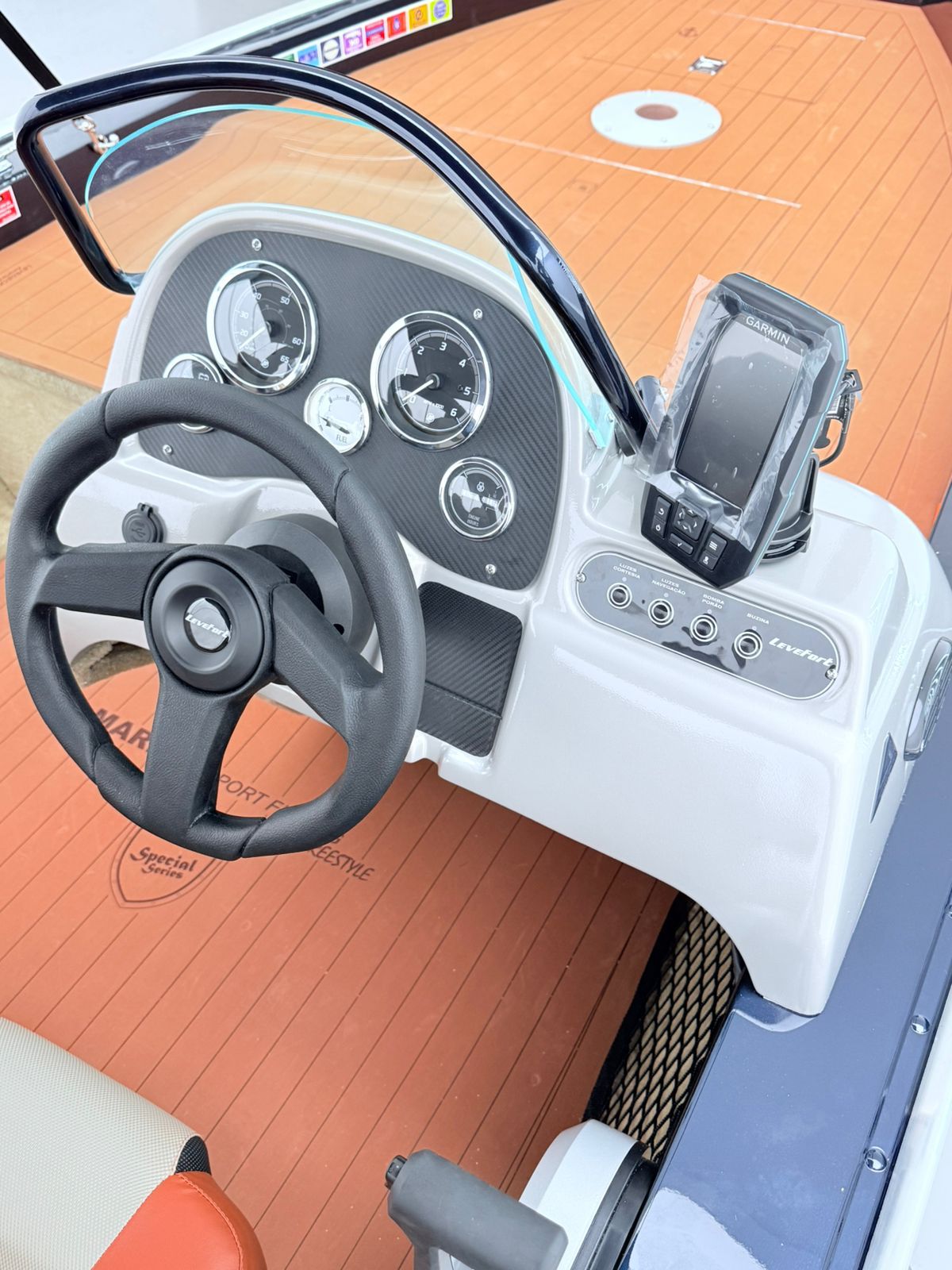 Barco Levefort Marfim Sport Fishing Freestyle 6.0 + Motor 60HP + Carreta rodoviária